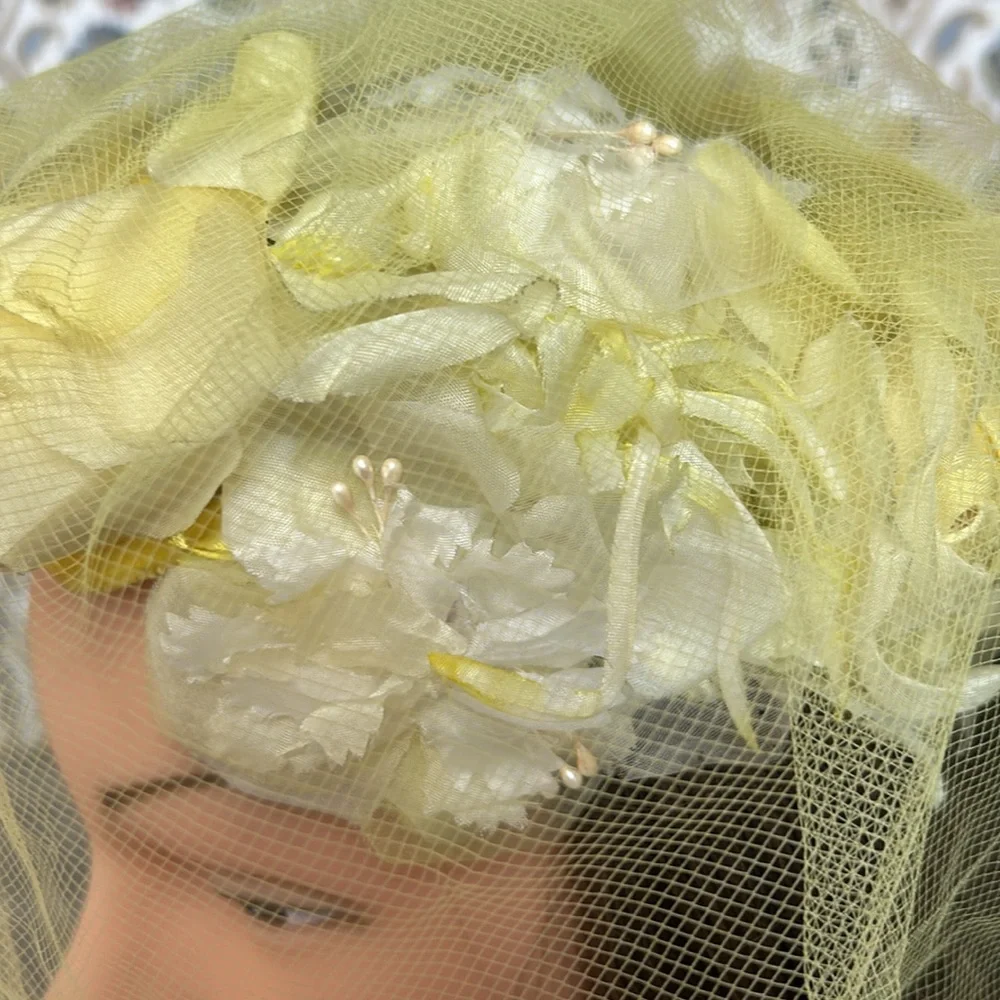 Vintage Couture 1950’s Fascinator Hat Yellow/White‎ Flowers Veiled with/Felt Bow